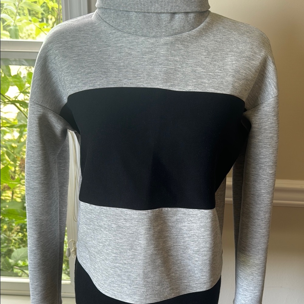 New Balance Gray and Black High Neck‎ Crop-top Sweatshirt Size Medium - Picture 7 of 11